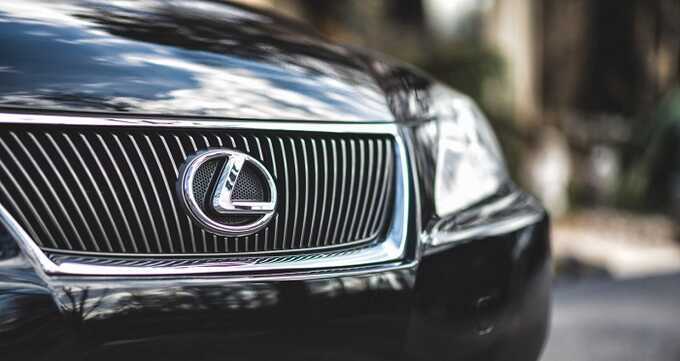 Стал известен владелец сбившего двух девушек в Москве Lexus RX